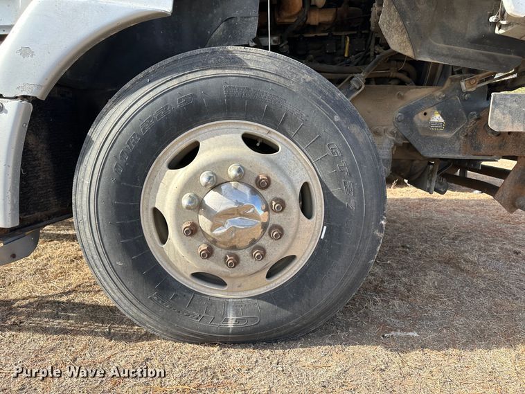 image for item JD9668 2001 Mack CX613  semi truck