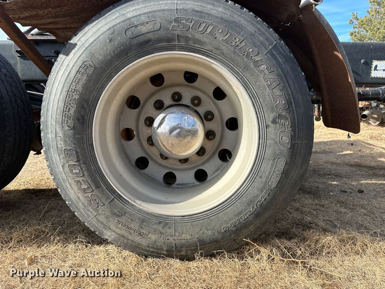 image for item JD9668 2001 Mack CX613  semi truck