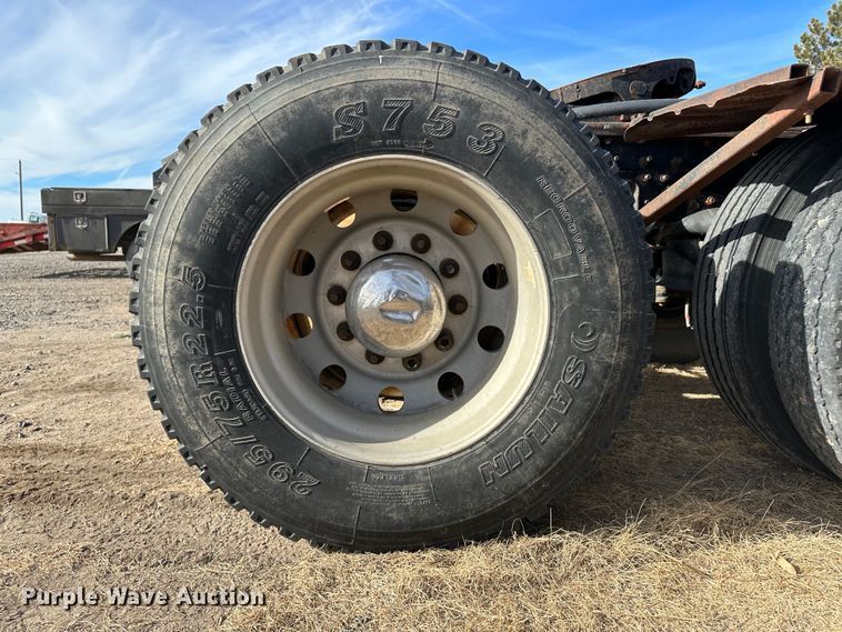 image for item JD9668 2001 Mack CX613  semi truck