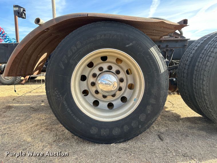 image for item JD9668 2001 Mack CX613  semi truck