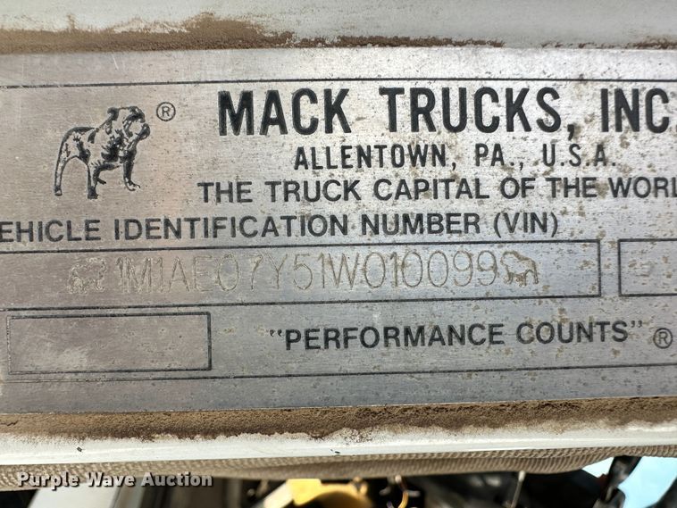 image for item JD9668 2001 Mack CX613  semi truck