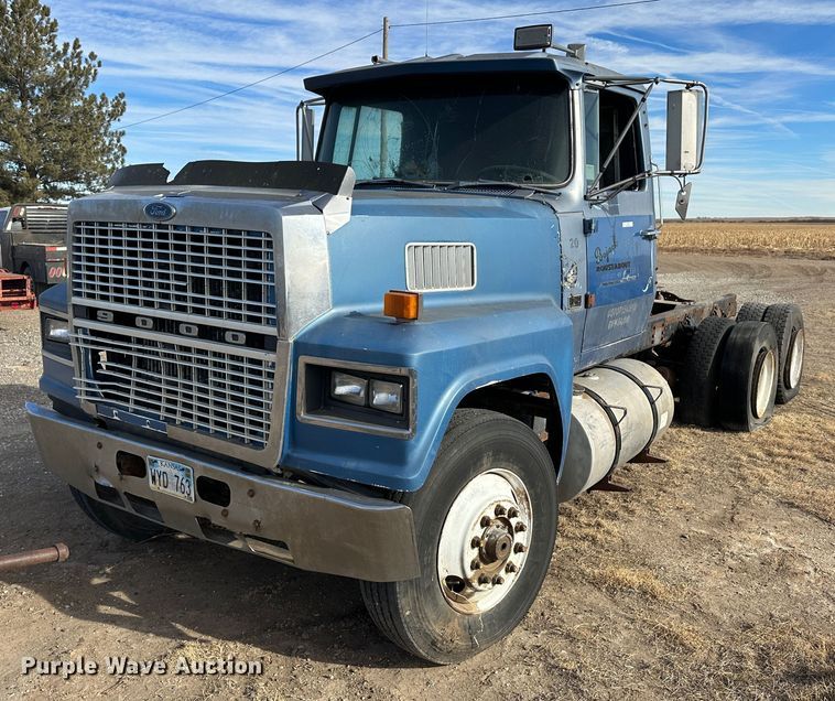 image for item JD9671 1989 Ford LTL9000  truck cab and chassis