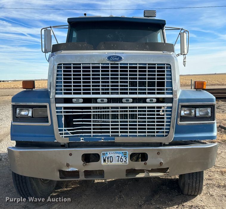 image for item JD9671 1989 Ford LTL9000  truck cab and chassis