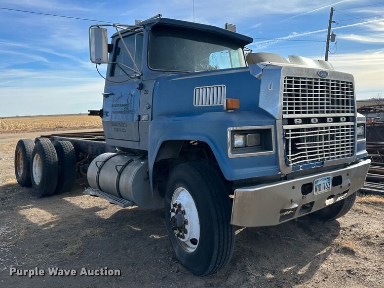 image for item JD9671 1989 Ford LTL9000  truck cab and chassis