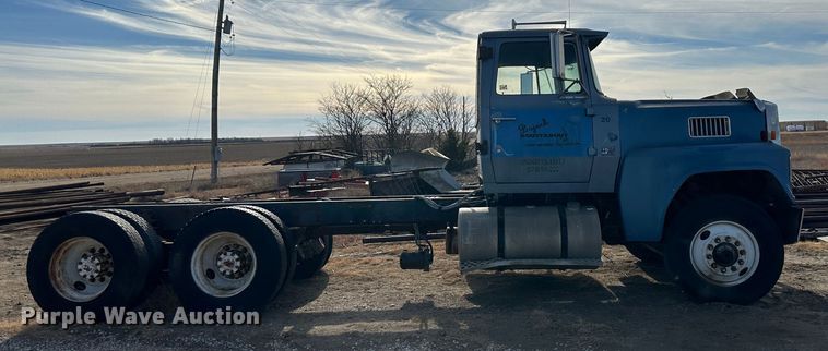image for item JD9671 1989 Ford LTL9000  truck cab and chassis