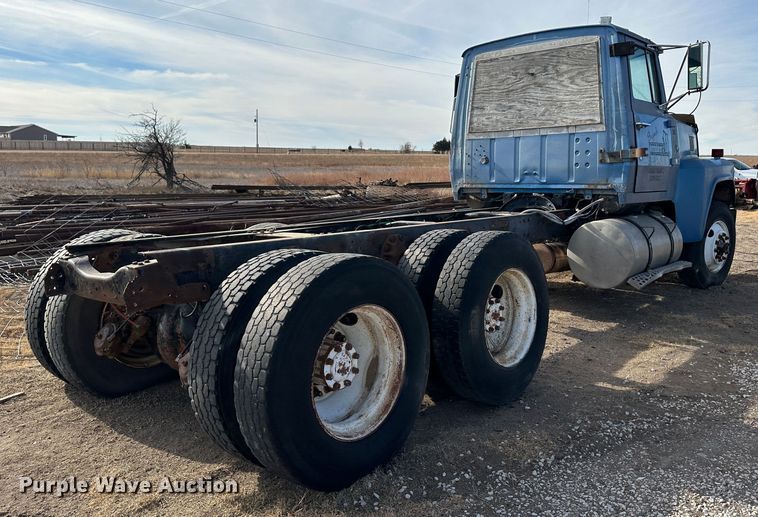 image for item JD9671 1989 Ford LTL9000  truck cab and chassis