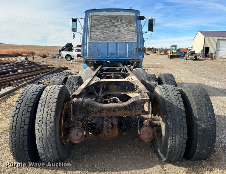 image for item JD9671 1989 Ford LTL9000  truck cab and chassis