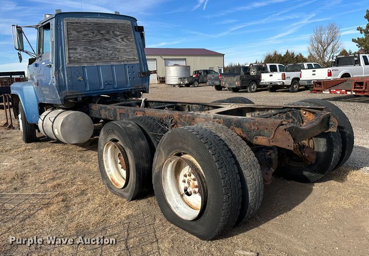 image for item JD9671 1989 Ford LTL9000  truck cab and chassis