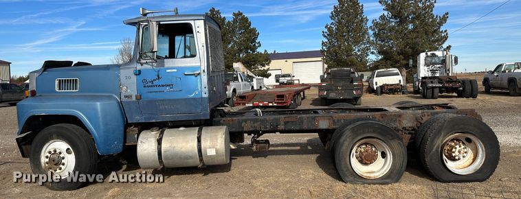 image for item JD9671 1989 Ford LTL9000  truck cab and chassis