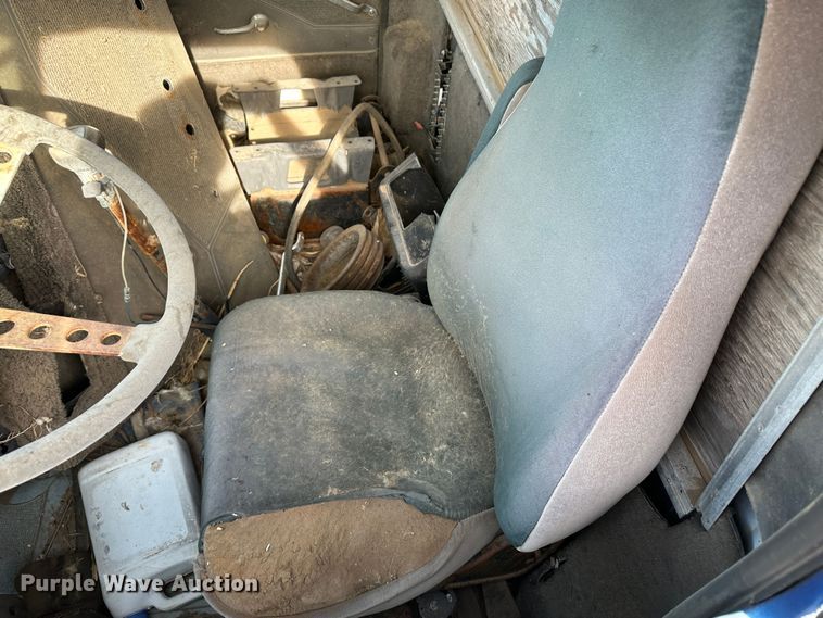 image for item JD9671 1989 Ford LTL9000  truck cab and chassis