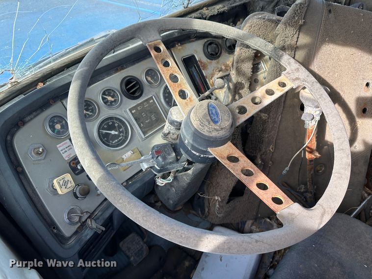 image for item JD9671 1989 Ford LTL9000  truck cab and chassis