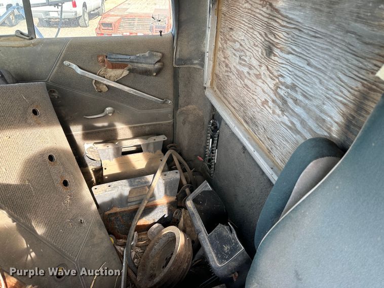 image for item JD9671 1989 Ford LTL9000  truck cab and chassis