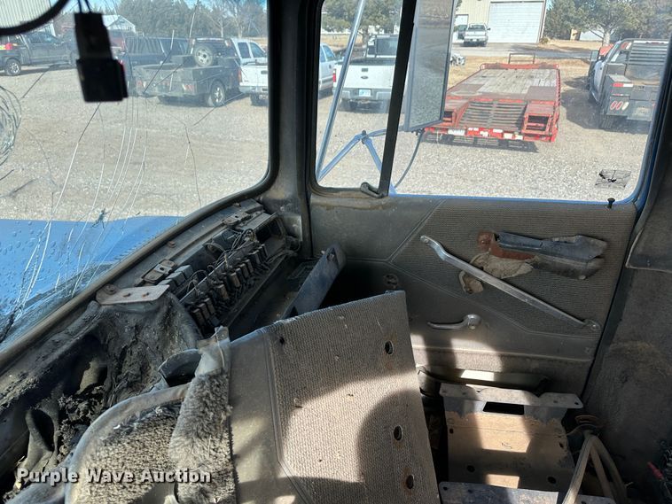 image for item JD9671 1989 Ford LTL9000  truck cab and chassis