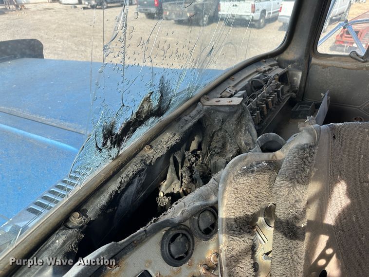 image for item JD9671 1989 Ford LTL9000  truck cab and chassis