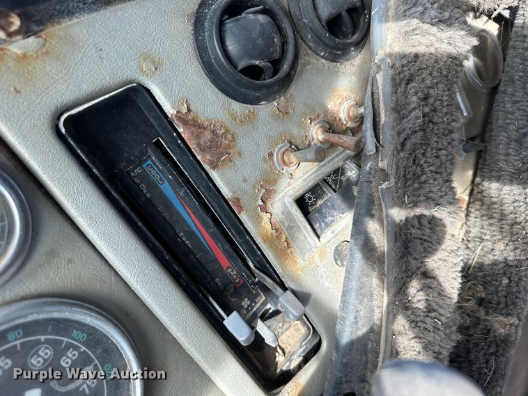 image for item JD9671 1989 Ford LTL9000  truck cab and chassis