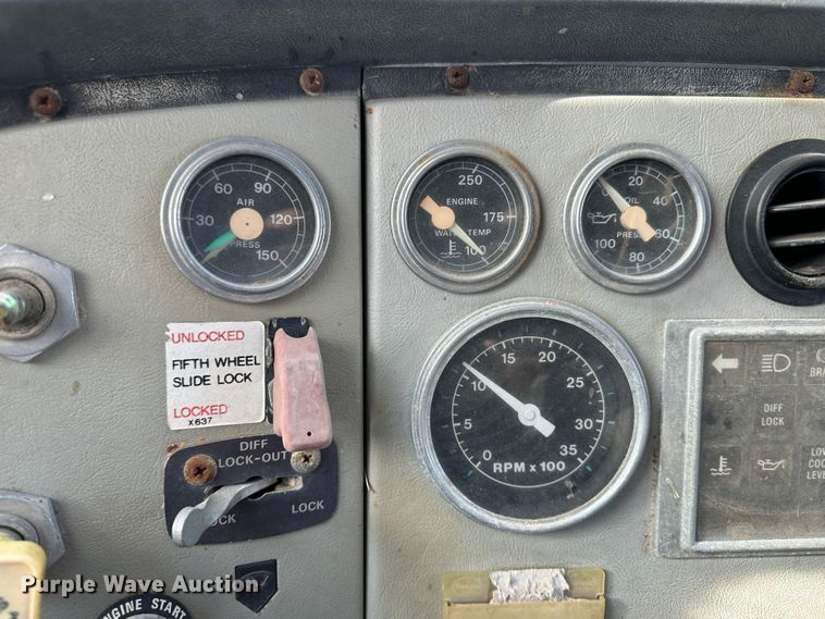 image for item JD9671 1989 Ford LTL9000  truck cab and chassis