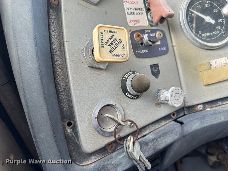 image for item JD9671 1989 Ford LTL9000  truck cab and chassis