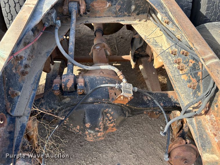 image for item JD9671 1989 Ford LTL9000  truck cab and chassis