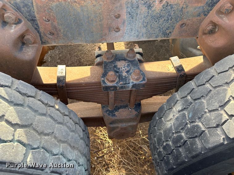 image for item JD9671 1989 Ford LTL9000  truck cab and chassis