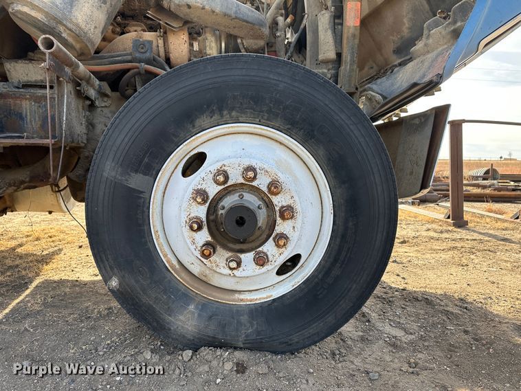 image for item JD9671 1989 Ford LTL9000  truck cab and chassis