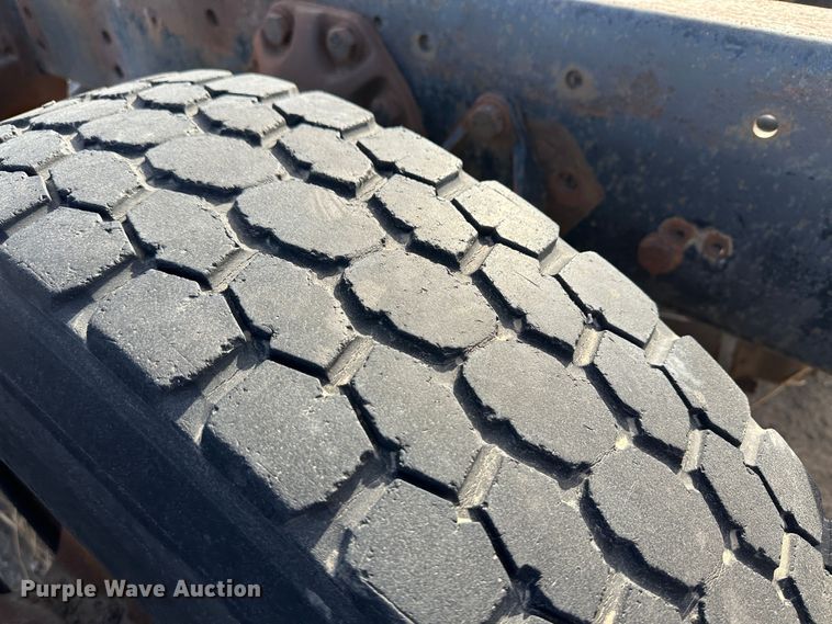 image for item JD9671 1989 Ford LTL9000  truck cab and chassis