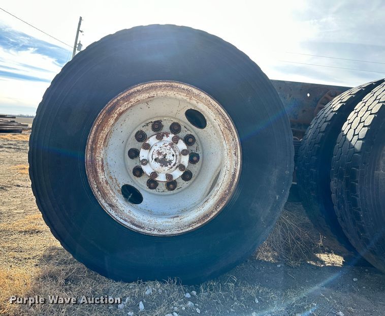 image for item JD9671 1989 Ford LTL9000  truck cab and chassis