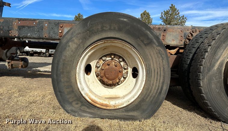 image for item JD9671 1989 Ford LTL9000  truck cab and chassis