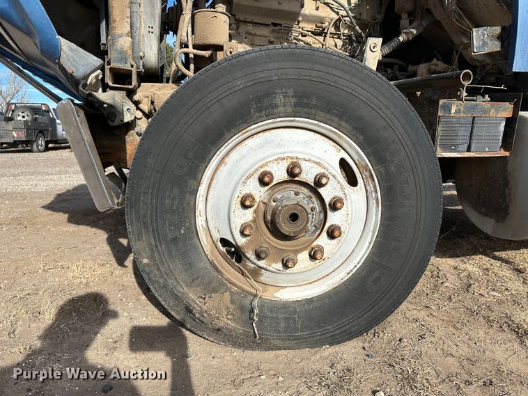 image for item JD9671 1989 Ford LTL9000  truck cab and chassis