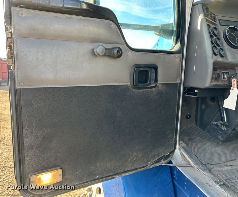 image for item JD9681 2005 Kenworth T300  truck cab and chassis