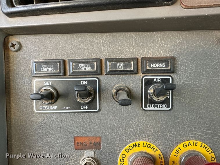 image for item JD9681 2005 Kenworth T300  truck cab and chassis