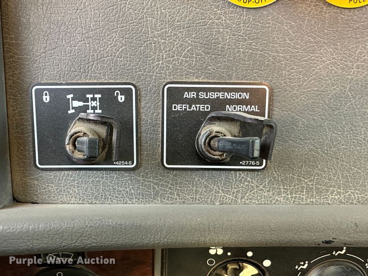 image for item JD9681 2005 Kenworth T300  truck cab and chassis