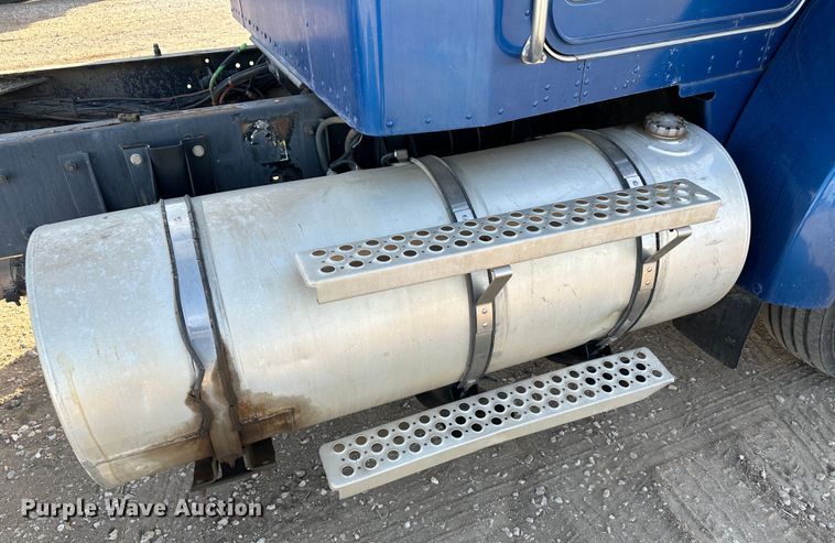 image for item JD9681 2005 Kenworth T300  truck cab and chassis