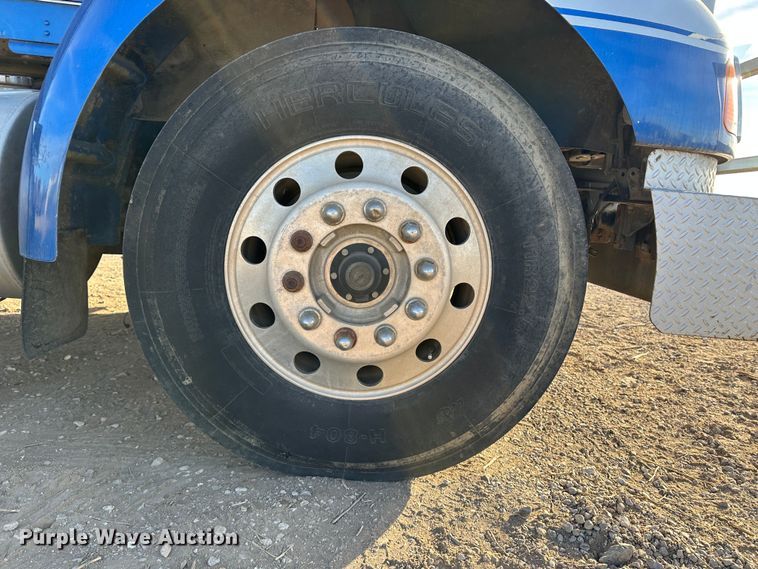 image for item JD9681 2005 Kenworth T300  truck cab and chassis