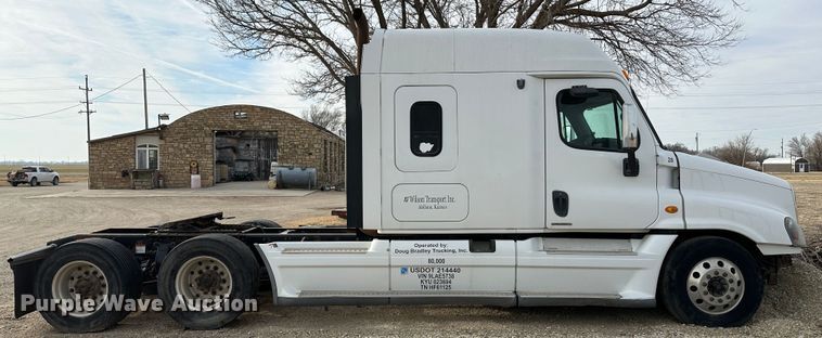 image for item JD9714 2009 Freightliner Cascadia  semi truck