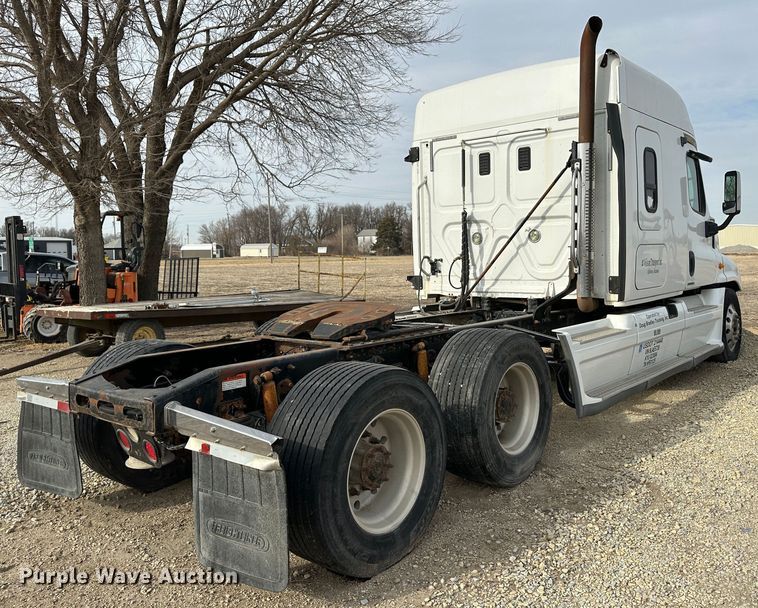 image for item JD9714 2009 Freightliner Cascadia  semi truck
