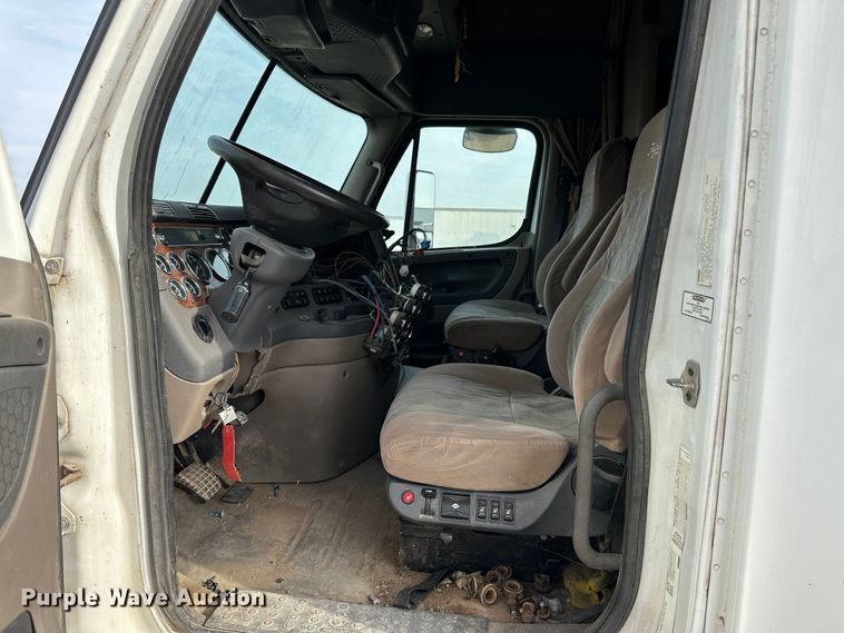 image for item JD9714 2009 Freightliner Cascadia  semi truck