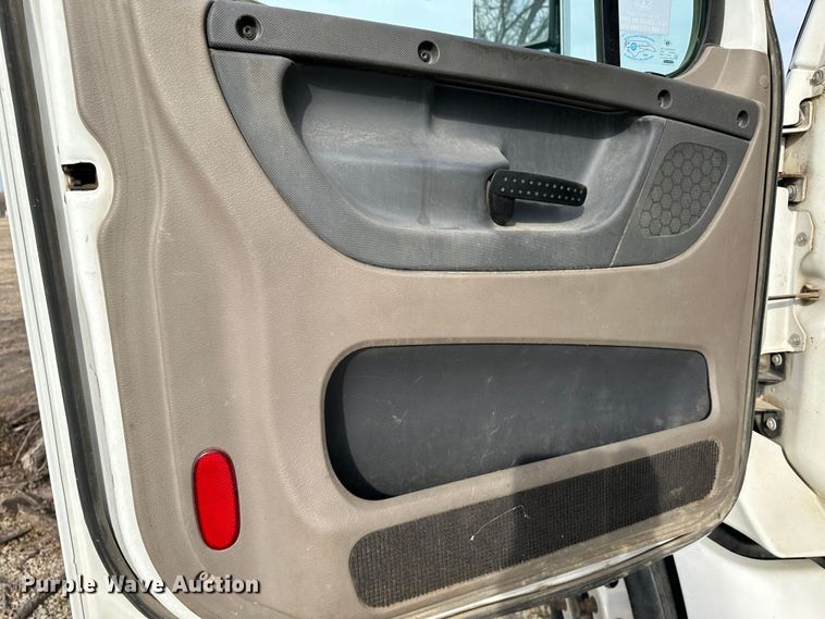 image for item JD9714 2009 Freightliner Cascadia  semi truck