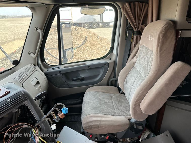 image for item JD9714 2009 Freightliner Cascadia  semi truck