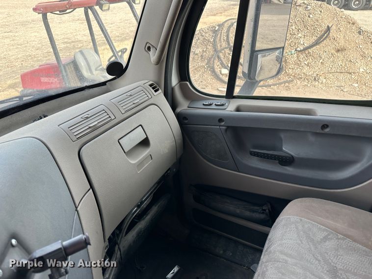 image for item JD9714 2009 Freightliner Cascadia  semi truck