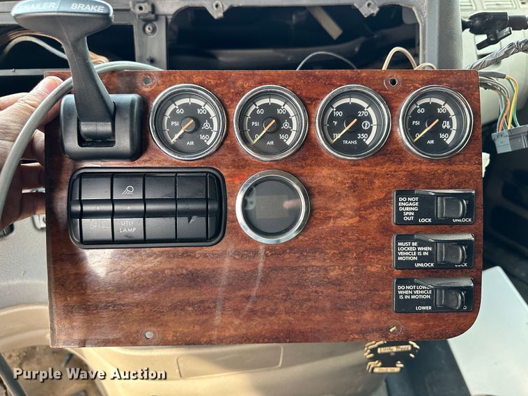 image for item JD9714 2009 Freightliner Cascadia  semi truck