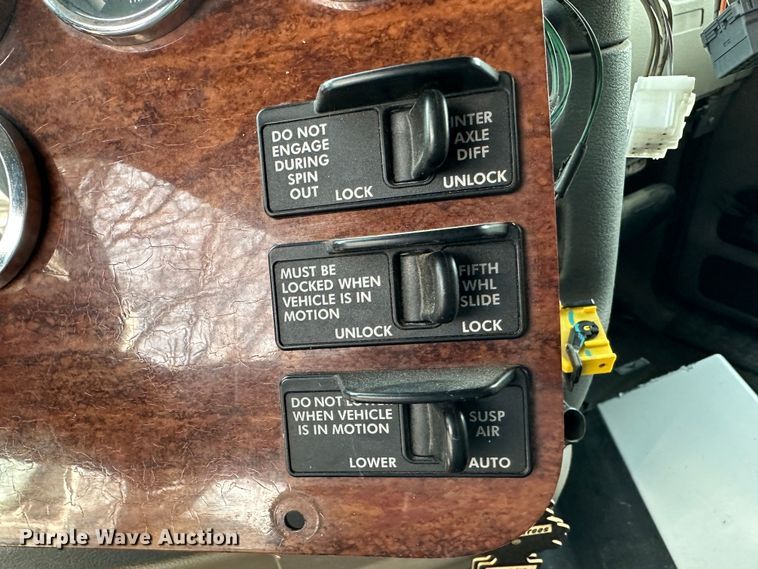 image for item JD9714 2009 Freightliner Cascadia  semi truck