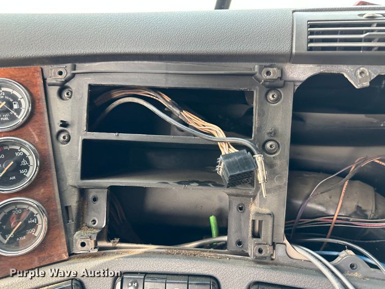 image for item JD9714 2009 Freightliner Cascadia  semi truck