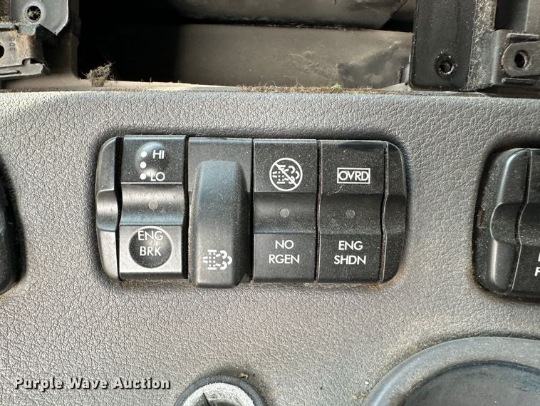 image for item JD9714 2009 Freightliner Cascadia  semi truck