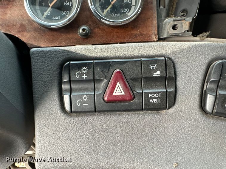 image for item JD9714 2009 Freightliner Cascadia  semi truck