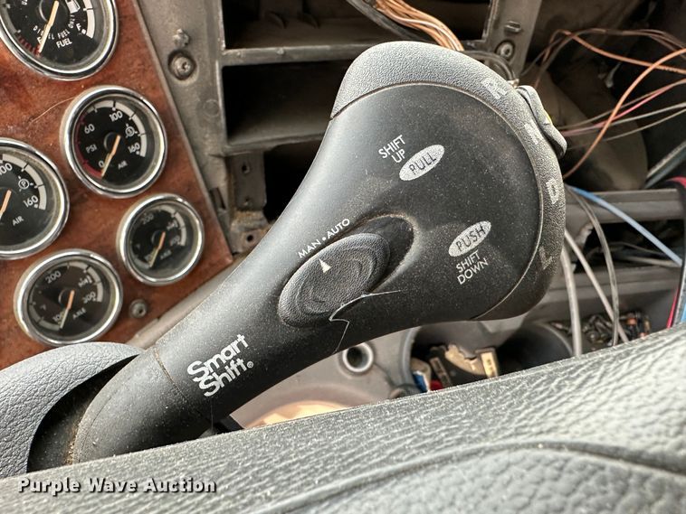 image for item JD9714 2009 Freightliner Cascadia  semi truck