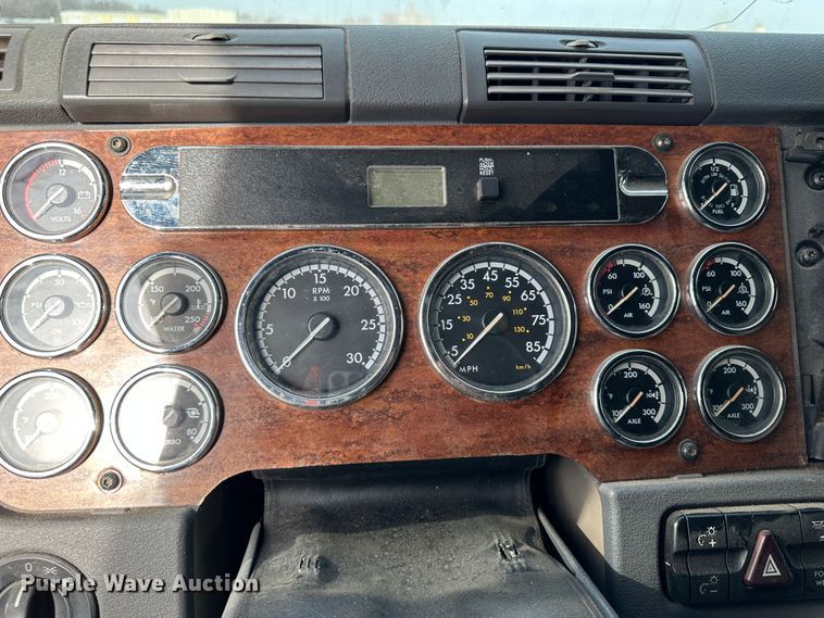 image for item JD9714 2009 Freightliner Cascadia  semi truck