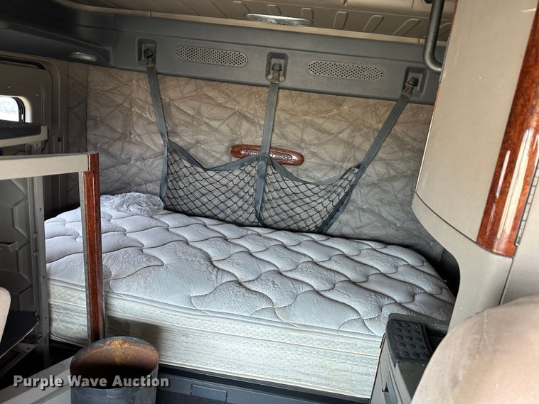 image for item JD9714 2009 Freightliner Cascadia  semi truck