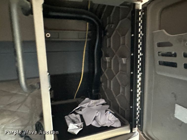 image for item JD9714 2009 Freightliner Cascadia  semi truck