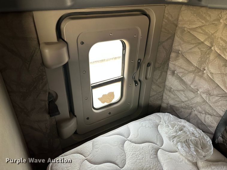 image for item JD9714 2009 Freightliner Cascadia  semi truck