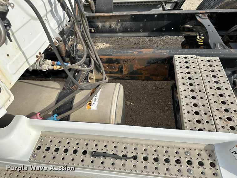 image for item JD9714 2009 Freightliner Cascadia  semi truck